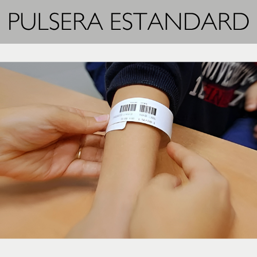 pulsera de triaje en brazo de niña en hospital