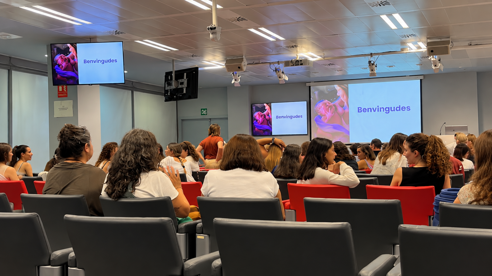 Conferencia de bienvenida en auditorio Conferencia de bienvenida en auditorio